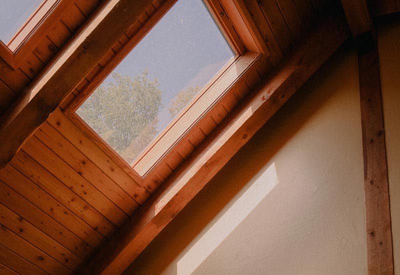Isolation fenêtre de toit avec volet photovoltaïque