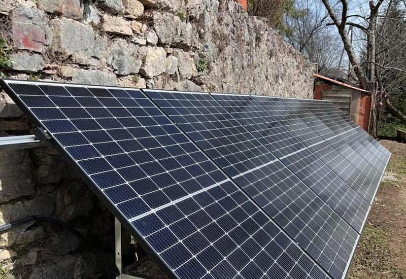 Pose au sol de panneau photovoltaique au jardin